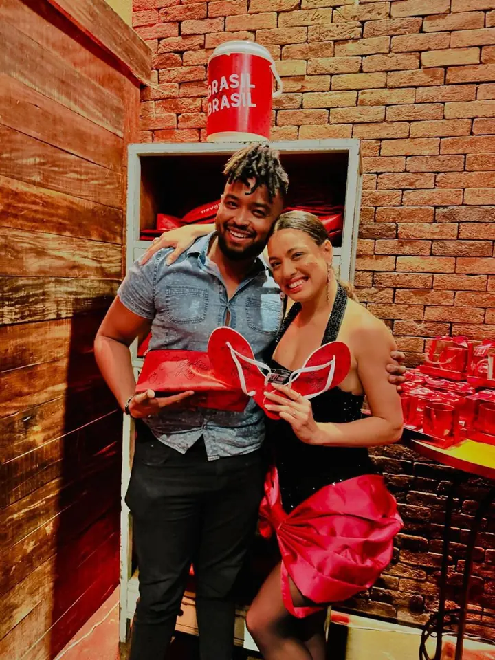 Chinelos vermelhos personalizados, produzidos para ação de marca