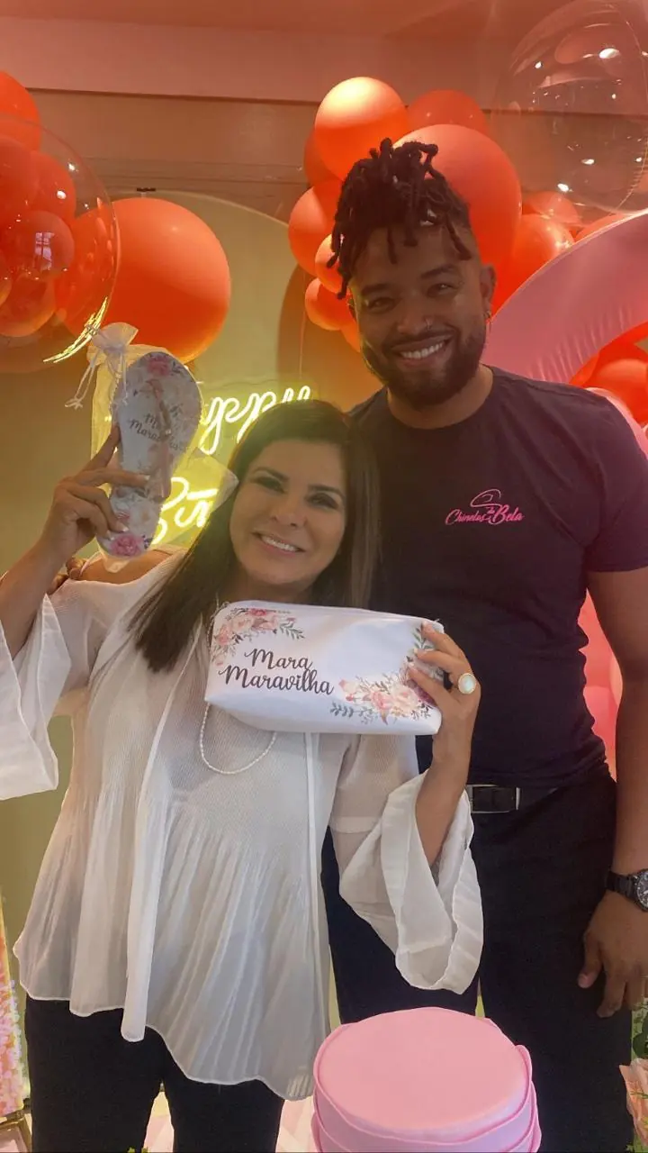 Chinelo e necessaire com estampa floral e nome, em festa de aniversário